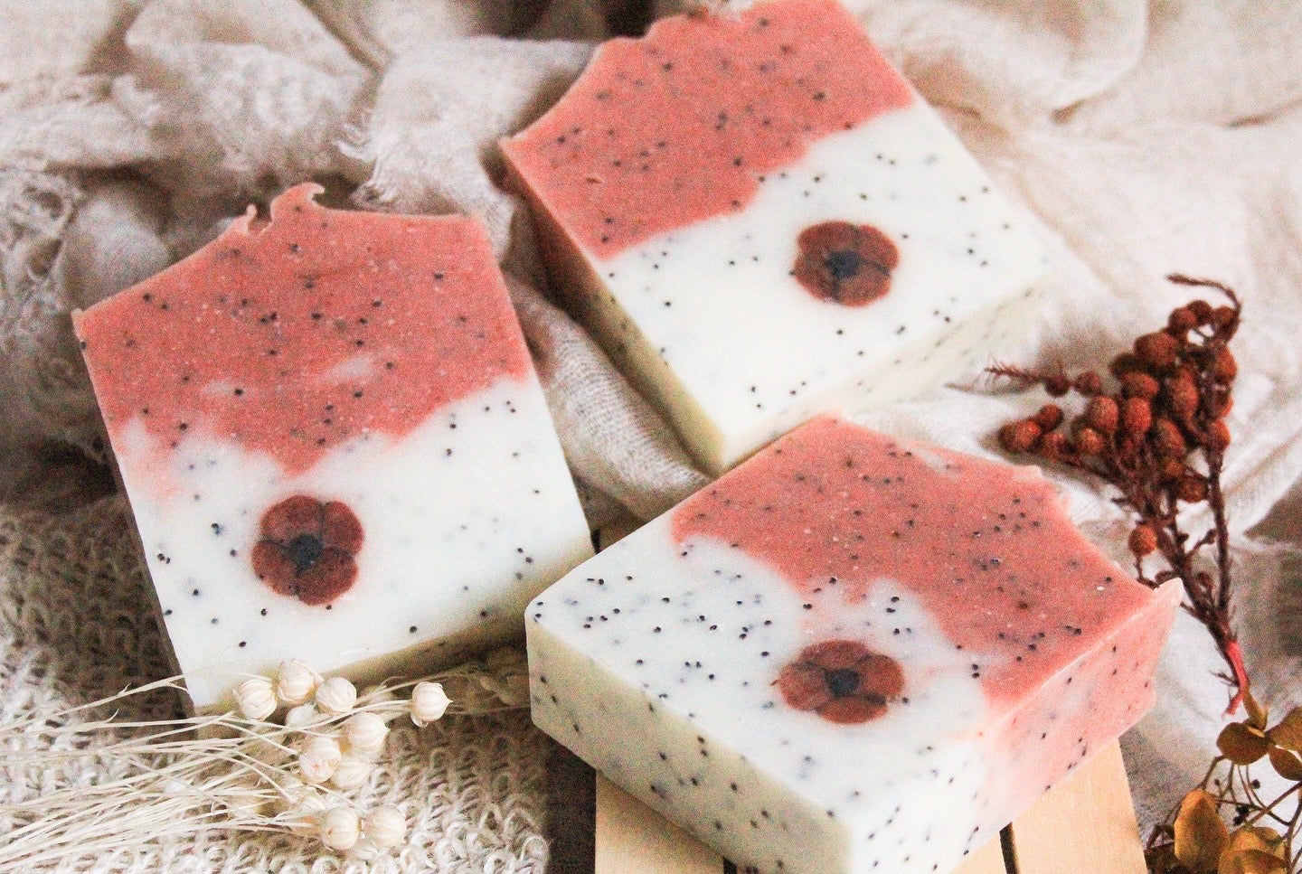 Săpun exfoliant Dreamy Poppy - cu semințe de mac și uleiuri esențiale de iasomie, salvie și lămâie