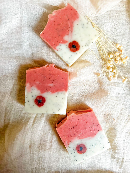 Săpun exfoliant Dreamy Poppy - cu semințe de mac și uleiuri esențiale de iasomie, salvie și lămâie