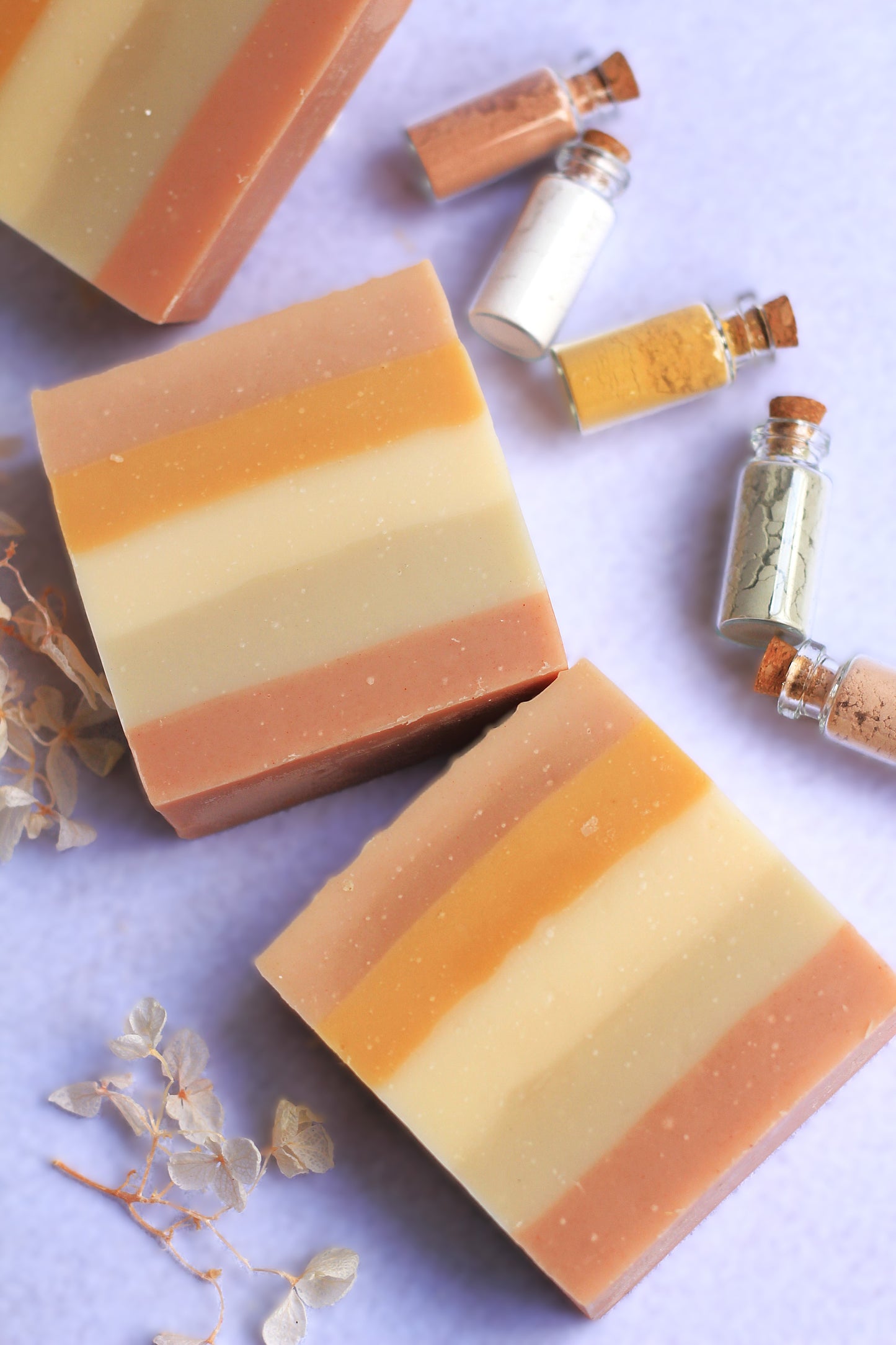 Săpun natural Earth & Essence - cu argile naturale și uleiuri esențiale de lavandin, lime și lemongrass