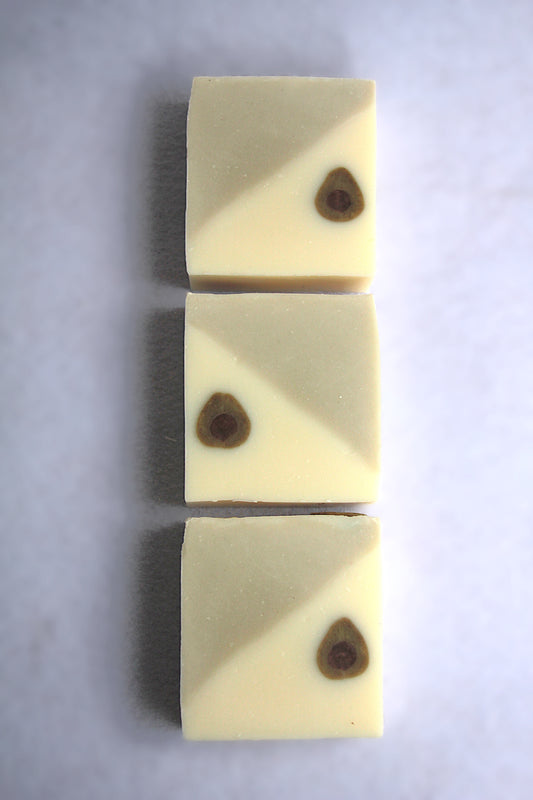 Săpun natural Avocado - cu argilă verde, urzică și uleiuri esențiale de rozmarin, fenicul, lămâie și ienupăr