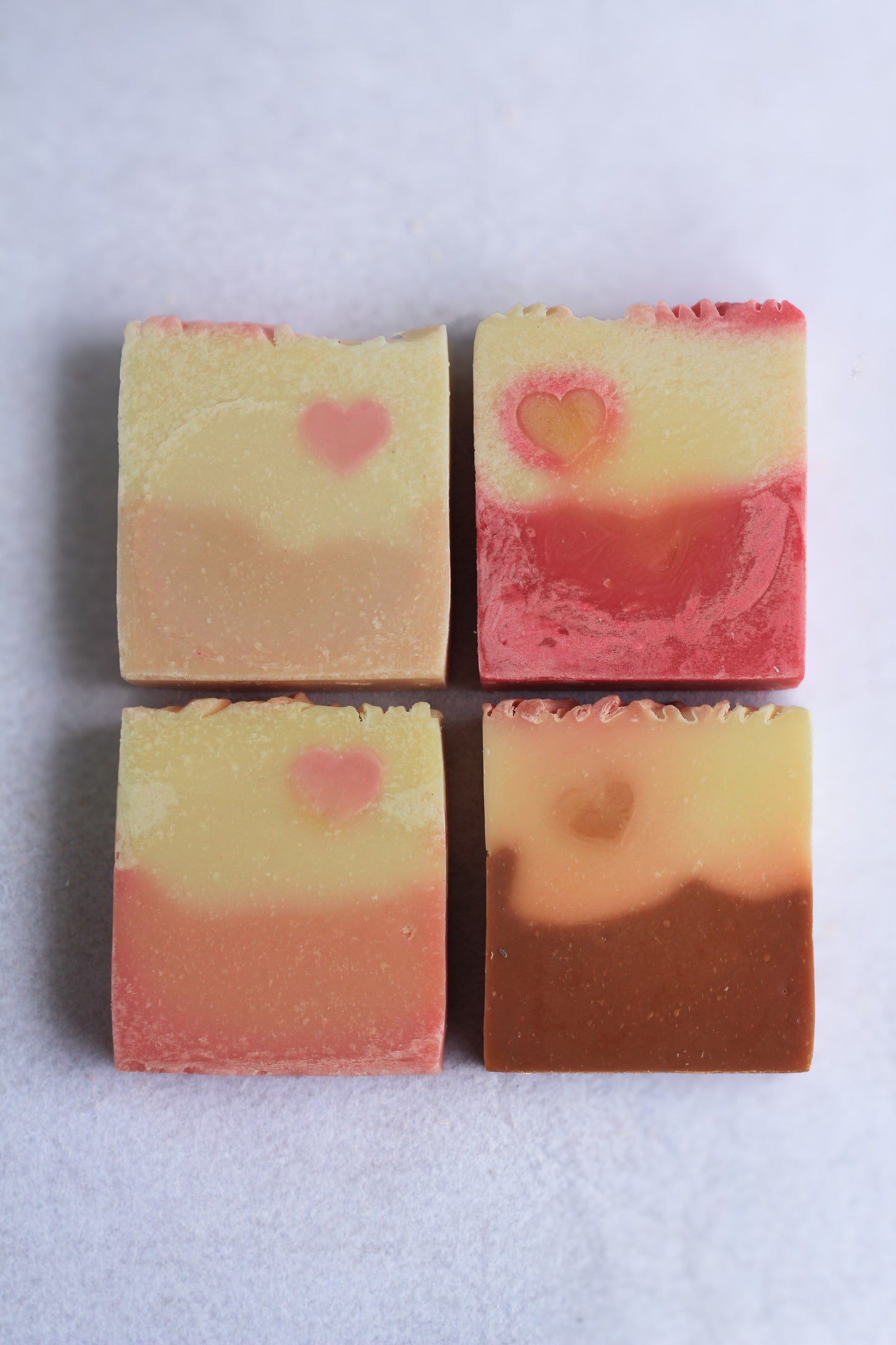 Săpun natural cu sare roz de Himalaya, geranium și roiniță