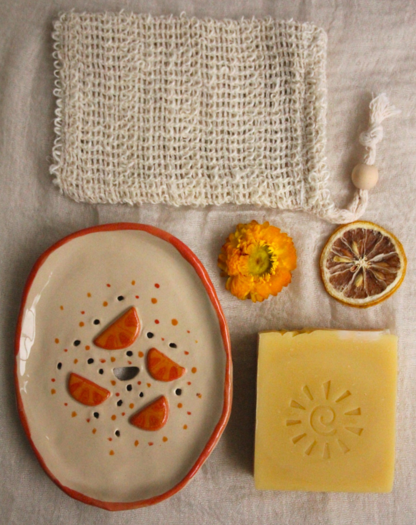 Pachet săpun natural cu gălbenele, cătină și portocale și săpunieră din ceramică @Fata cu Lut în Păr