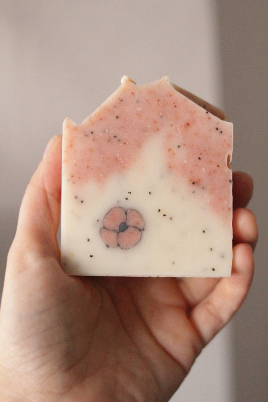 Pachet săpun natural Dreamy Poppy, săpunieră din ceramică și săculeț din lufă