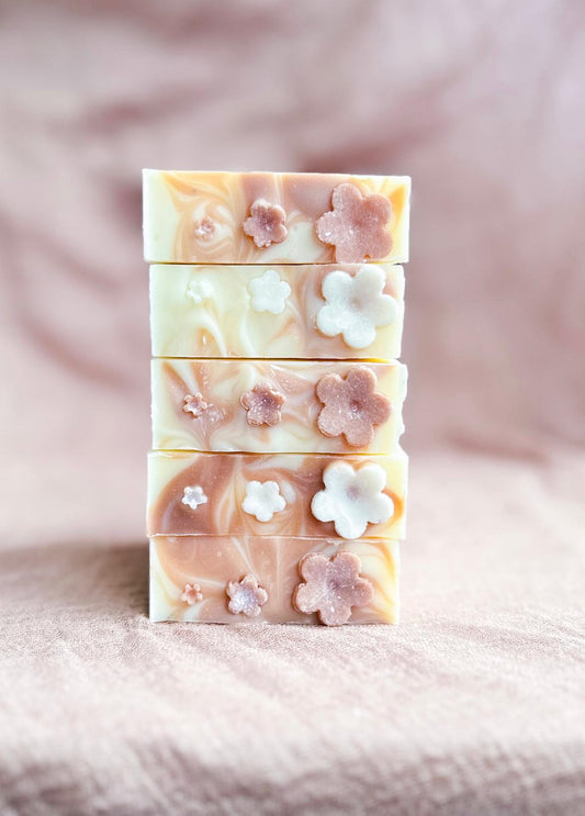 Săpun natural Pink Bloom cu flori decorative, realizat cu argilă roz și uleiuri esențiale florale