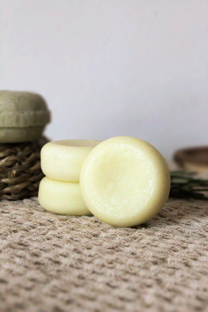 Balsam solid LinaSaponina cu ulei de cânepă, bergamotă și rozmarin