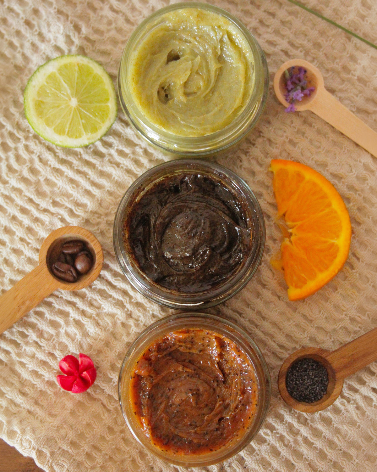Scruburi exfoliante pentru corp LinaSaponina, realizate manual