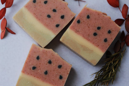 Săpun natural Watermelon cu uleiuri esențiale de verbena, neroli și mentă creață