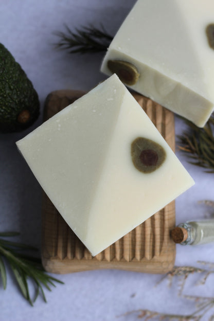 Săpun natural Avocado - cu argilă verde, urzică și uleiuri esențiale de rozmarin, fenicul, lămâie și ienupăr