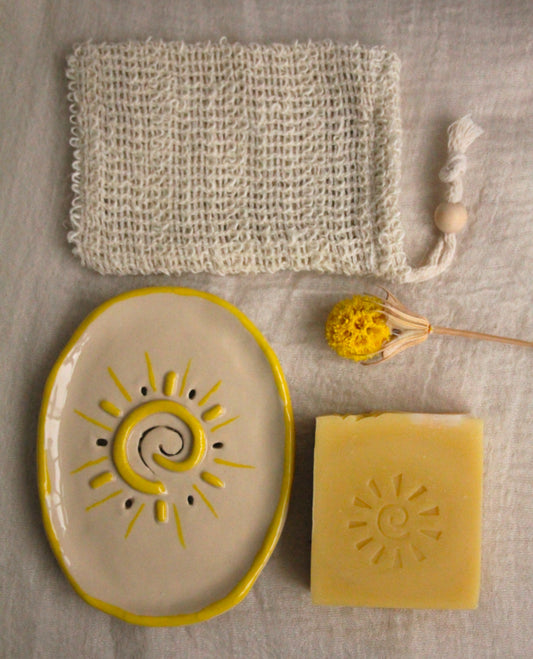 Pachet săpun natural cu gălbenele, cătină și portocale și săpunieră din ceramică @Fata cu Lut în Păr