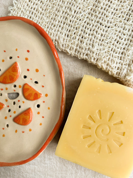 Pachet săpun natural cu gălbenele, cătină și portocale și săpunieră din ceramică @Fata cu Lut în Păr
