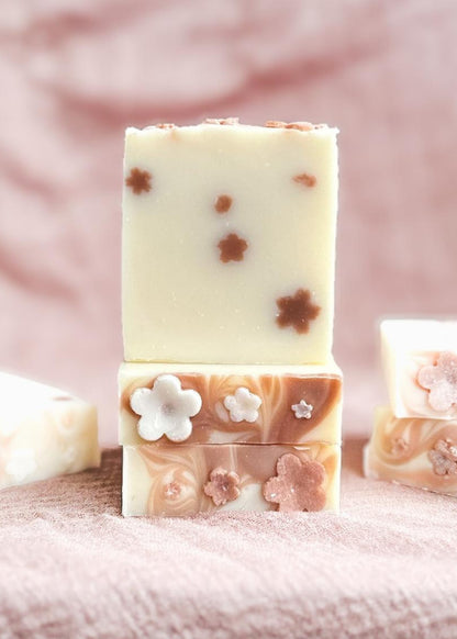 Săpun natural Pink Bloom cu flori decorative, realizat cu argilă roz și uleiuri esențiale florale