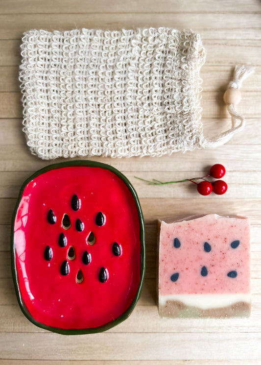 Săpun natural Watermelon, săpunieră ceramică roșie în formă de felie de pepene și săculeț exfoliant din sisal