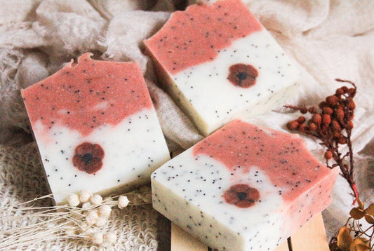 Săpun exfoliant natural Dreamy Poppy cu semințe de mac