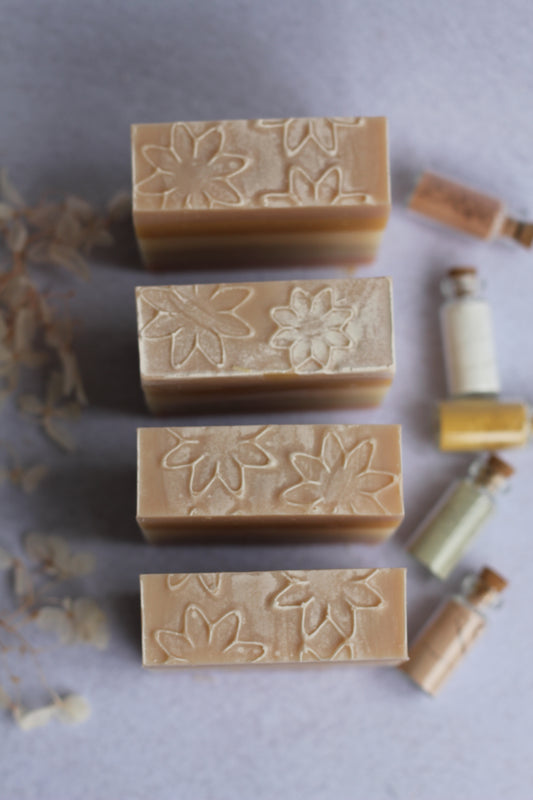 Săpun natural Earth & Essence cu model floral, realizat cu cinci tipuri de argilă