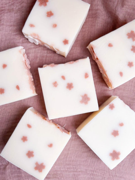 Săpun natural Pink Bloom cu flori și argilă roz
