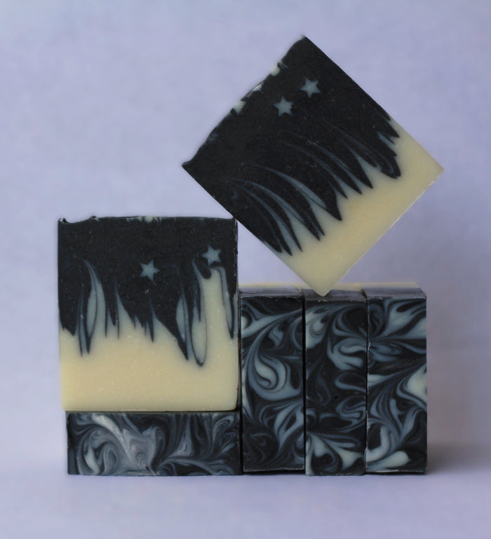 Săpun natural StarDust cu stele și model negru marmorat cu cărbune activ